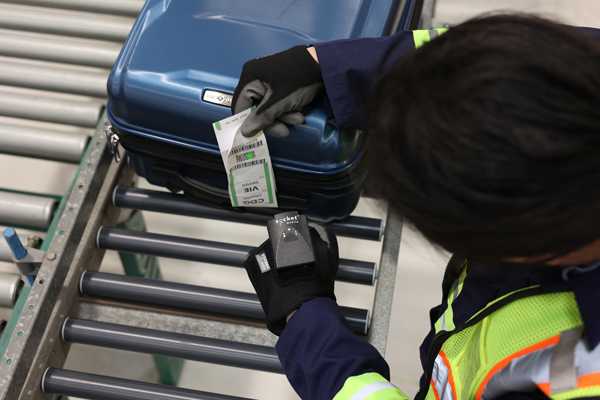 DuraScan Wear scanning luggage